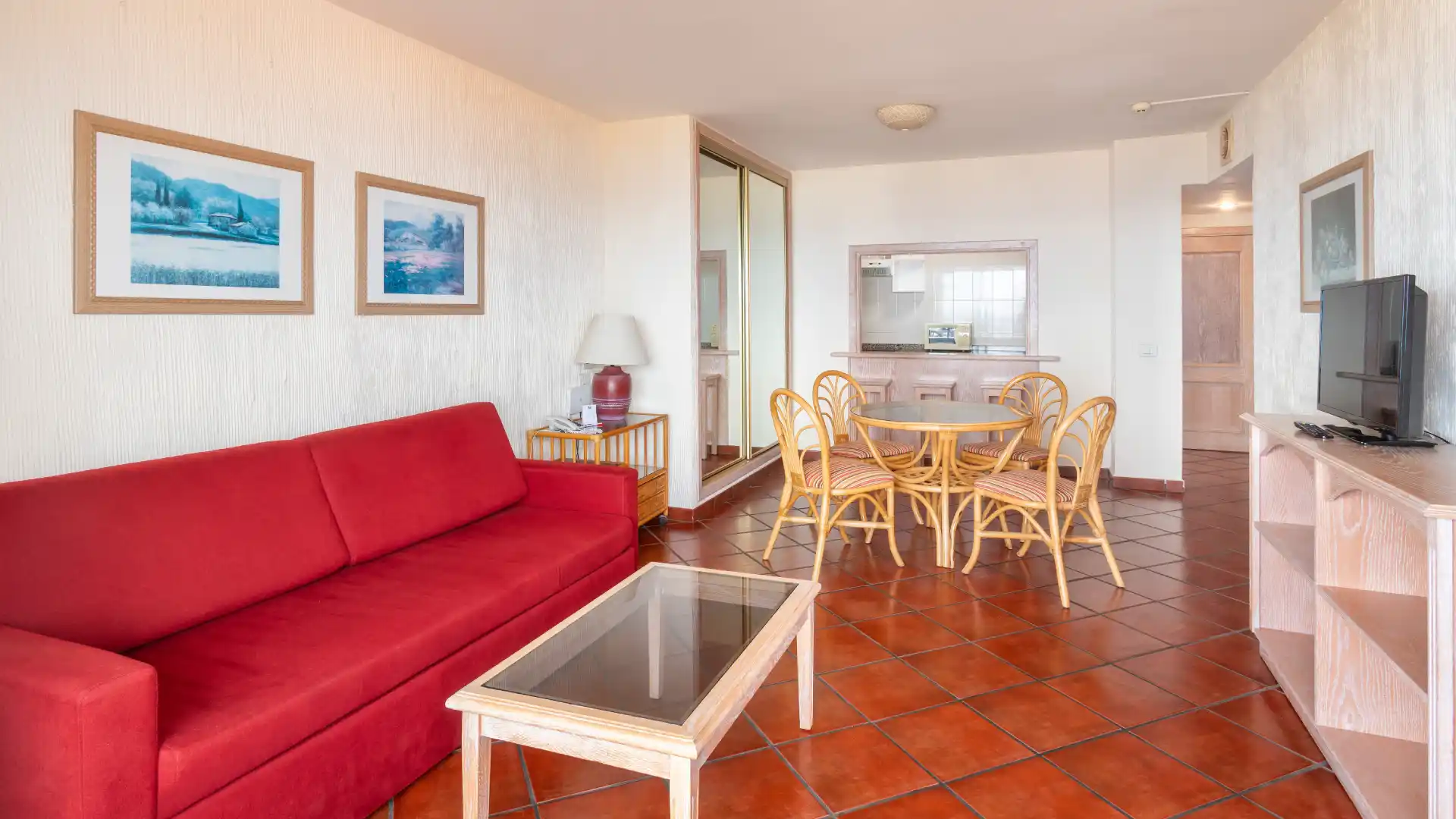 Mesa con sillas apartamento 4 adultos Apartamentos Masaru