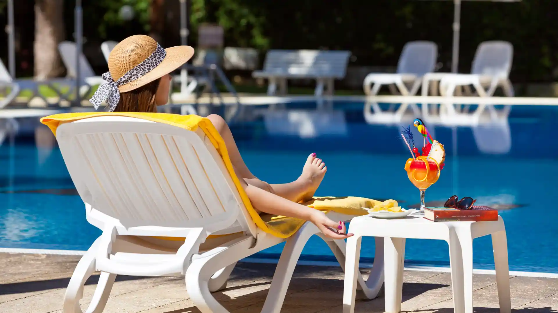 Frau im Pool der Apartamentos Masaru