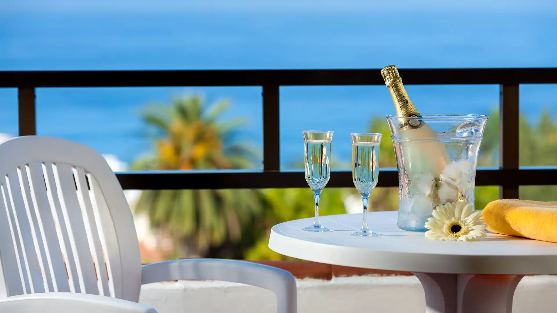 Cava auf der Terrasse der Apartamentos Masaru